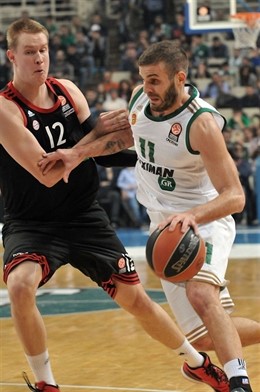 Benzing defiende a Pappas en el Panathinaikos-Bayern