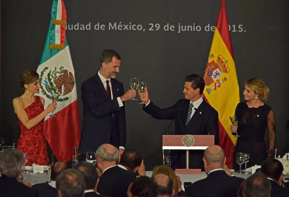 Letizia confía en el rojo Varela para la Cena de Gala en México 