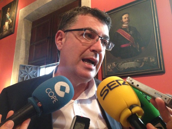 Morera atiende a los medios 