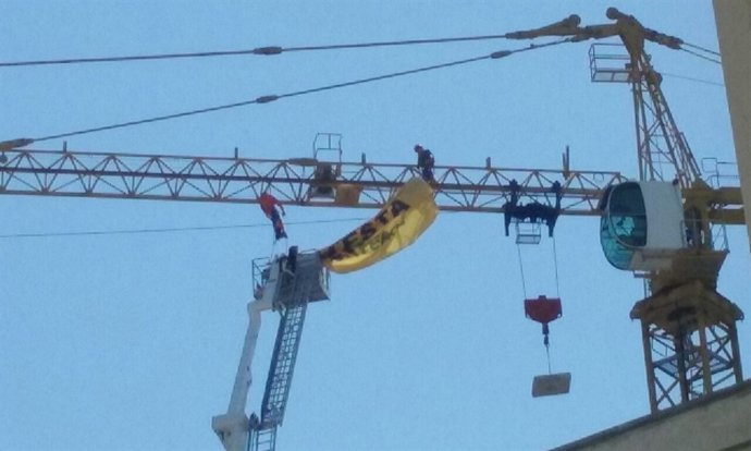 Activistas de Greenpeace bajan de la grúa junto al Congreso