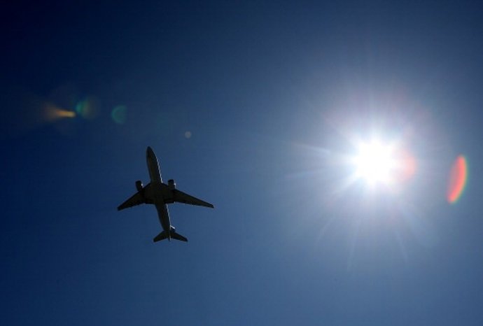 Silueta de avión en el cielo 
