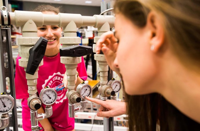 Estudiantes en el campus científico de verano