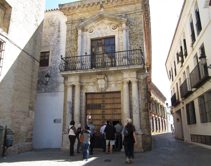 Turistas entran en el Museo de Carmona