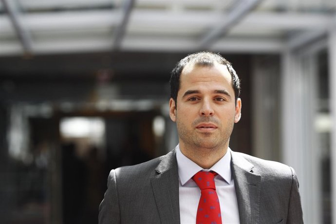 Ignacio Aguado llega al debate de investidura de Cristina Cifuentes