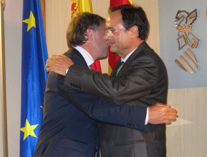 Abrazo entre Moragues (izq.) y el nuevo conseller de Hacienda, Vicent Soler.