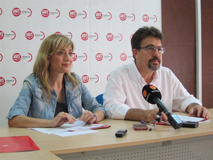 La secretaria de UGT-A, Carmen Castilla, y el secretario de Almería, Felix López