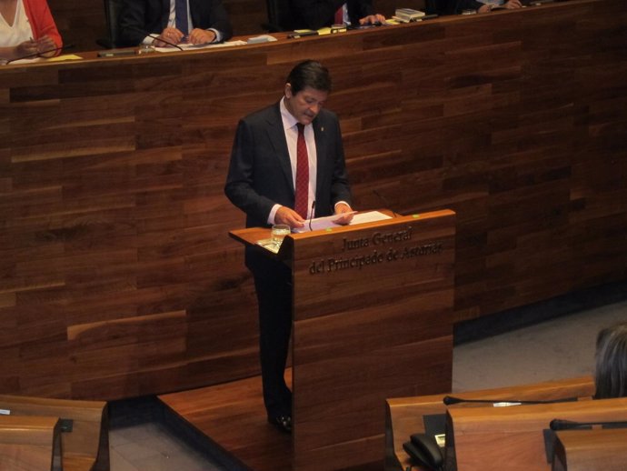 Javier Fernández (PSOE) durante el Pleno de elección de Presidente.