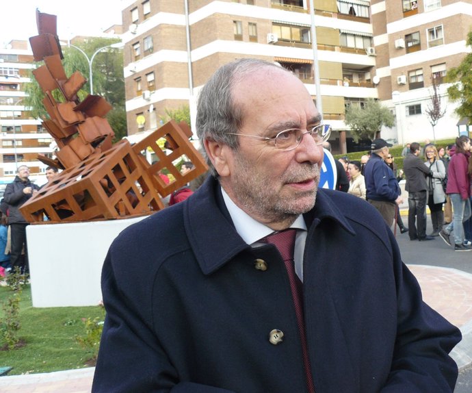 Alcalde de Fuenlabrada, Manuel Robles, presentando una escultura a la educación