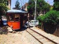 El tren de Sóller descarrila tras el choque con un vehículo