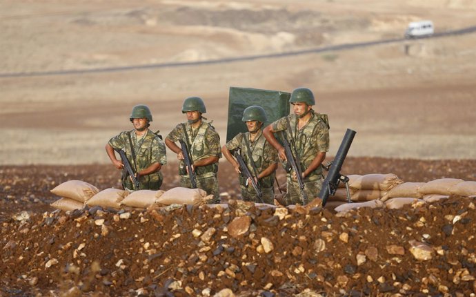 Soldados turcos permanecen en la frontera con siria