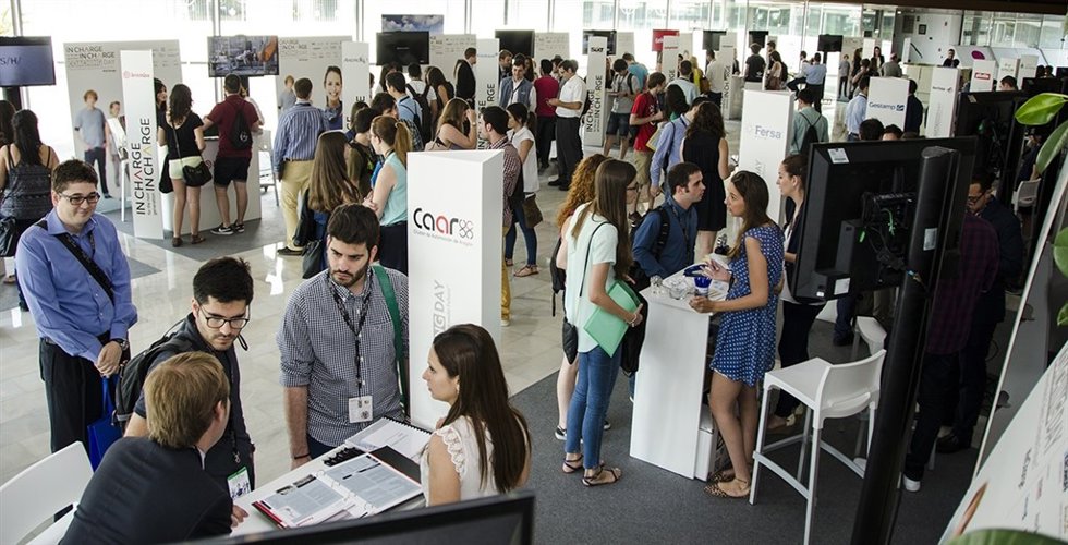 Jóvenes ante la jornada de empleabilidad de Opel