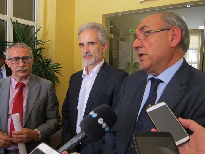 En el centro, el nuevo consejero de Salud, Aquilino Alonso.