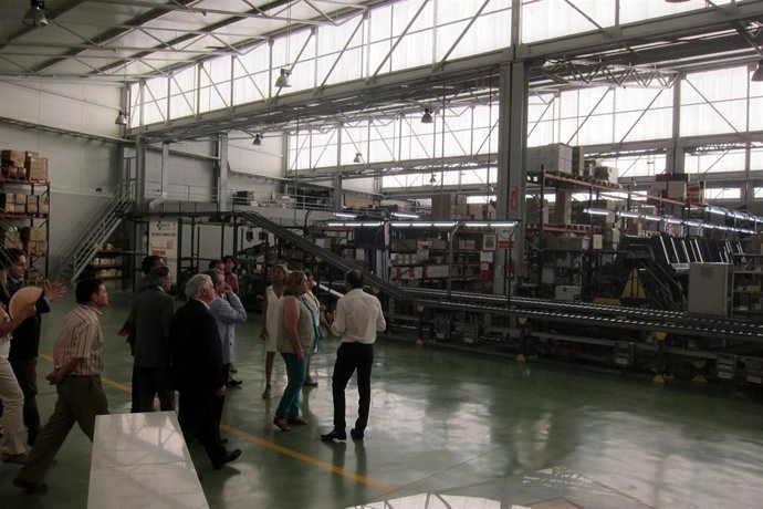 Jiménez y responsables de colegios sanitarios visitan la planta de Jafarco.