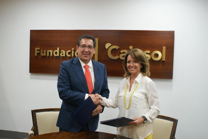 Pulido y Gómez se saludan tras la firma del acuerdo