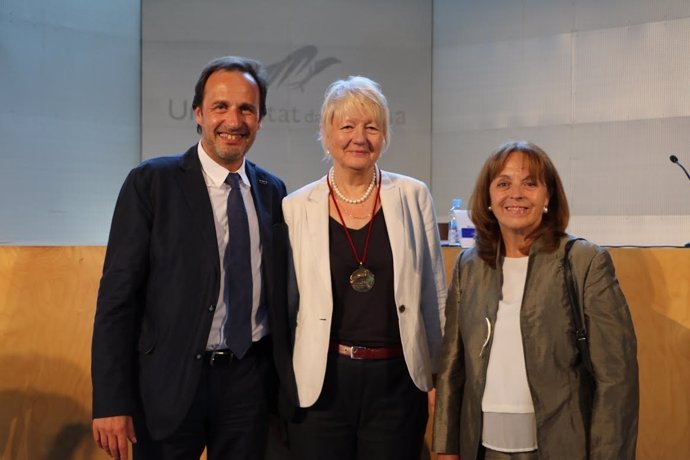 Ilona Kickbusch en el centro, junto con el rector de la UdG, Sergi Bonet, y Dolo