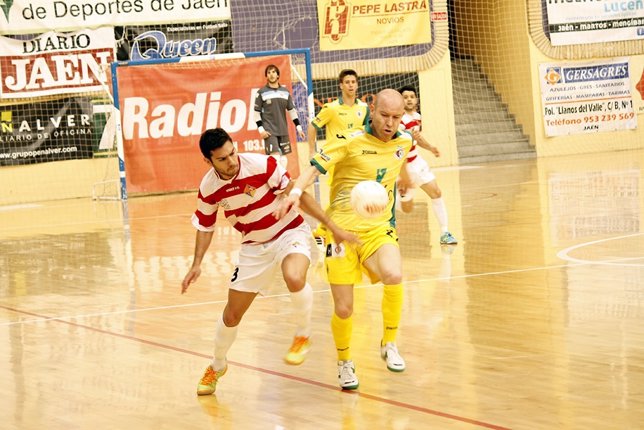José López, del Jaén, pelea ante el Palma Futsal.