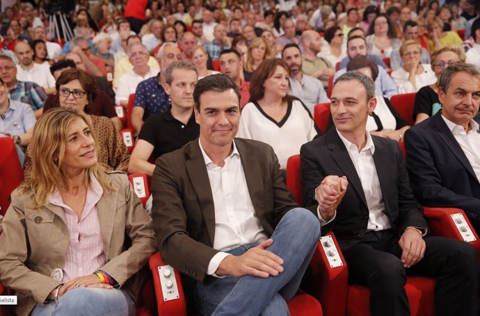 Pedro Sánchez con Jesús, la pareja de Pedro Zerolo