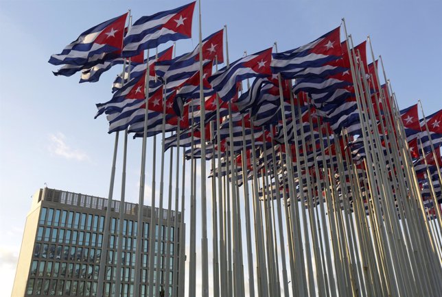 Banderas cubanas delante de la Sección de Intereses de EEUU en La Habana