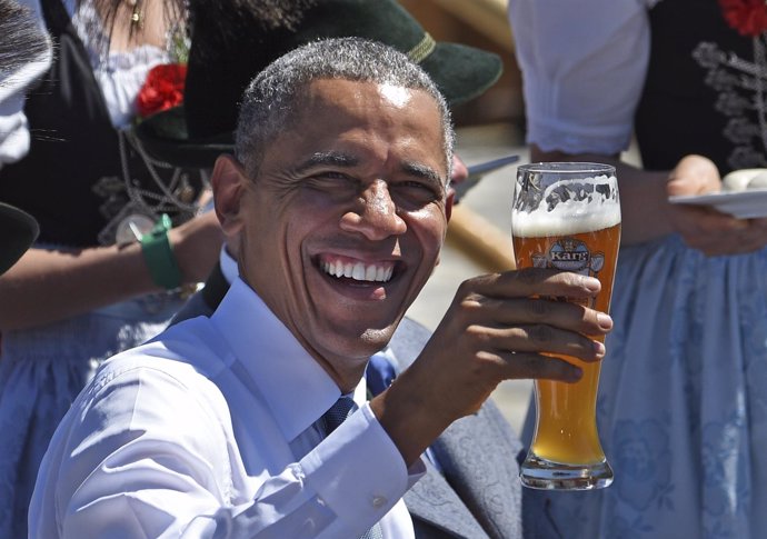 El presidente estadounidense, Barack Obama, bebiendo cerveza