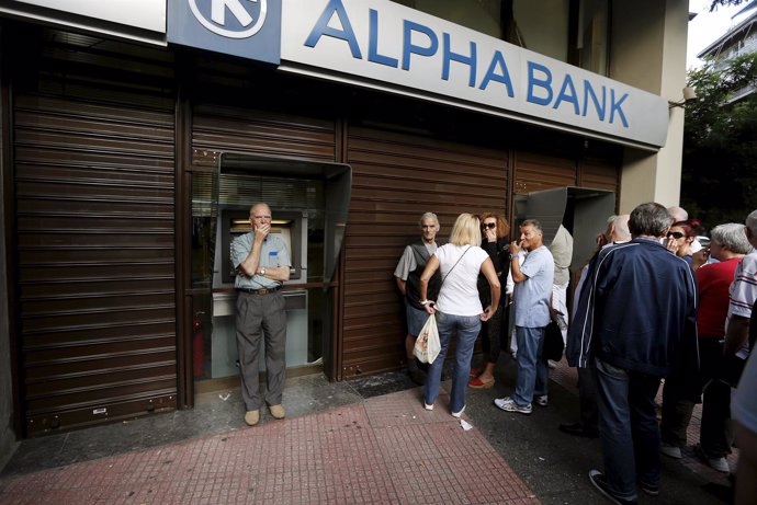 Los griegos hacen cola en el banco de Atenas