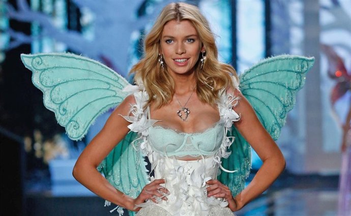  Stella Maxwell On The Runway At The 2014 Victori