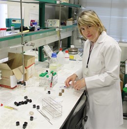 Investigadora del CSIC-Universidad de Sevilla en su laboratorio