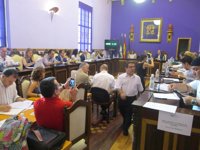 El pleno cierra 15 liberaciones exclusivas y 7 parciales y rebaja un 70% la asignación a los grupos