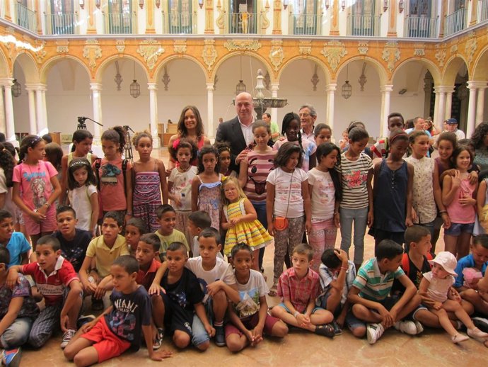 Ruiz (centro), entre Guijarro y Falcón, con los niños saharauis en la Diputación