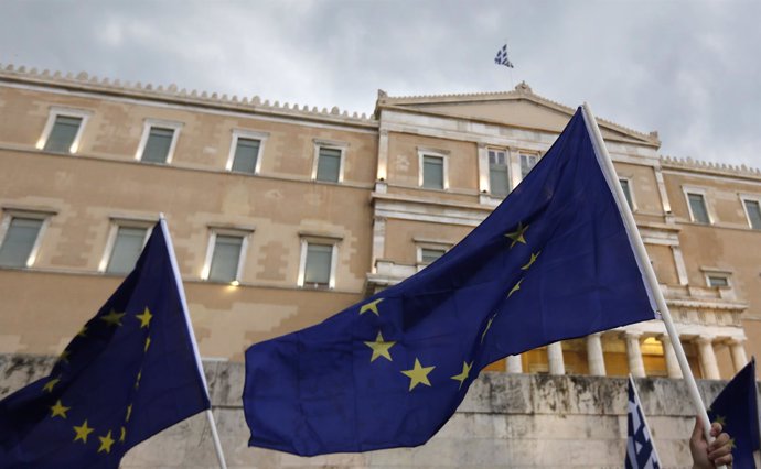 Banderas de la UE delante del Parlamento griego
