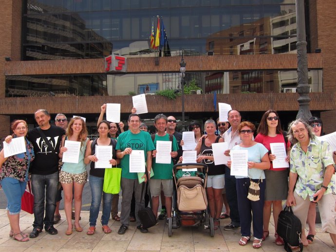 Miembros de PAH Valencia presentan escrito contra Ley Mordaza en Delegación. 