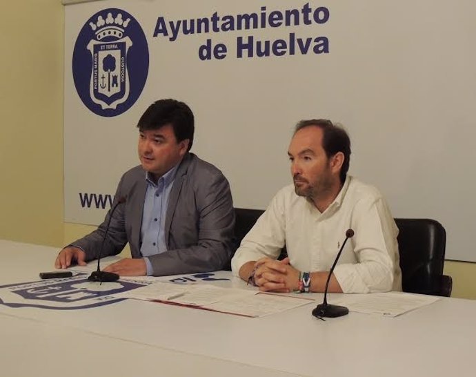 El alcalde de Huelva, Gabriel Cruz, y José Fernández de los Santos.