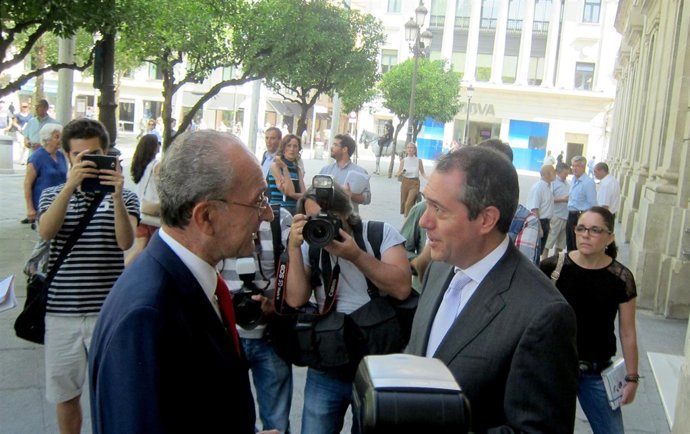 De la Torre y Espadas, ante el Ayuntamiento