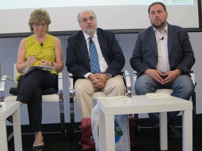 La consellera de Enseñanza, I.Rigau, el periodista Enric Juliana, y O.Junqueras