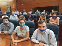 Diputados de Podemos se amordazan en la Asamblea contra la nueva Ley de Seguridad