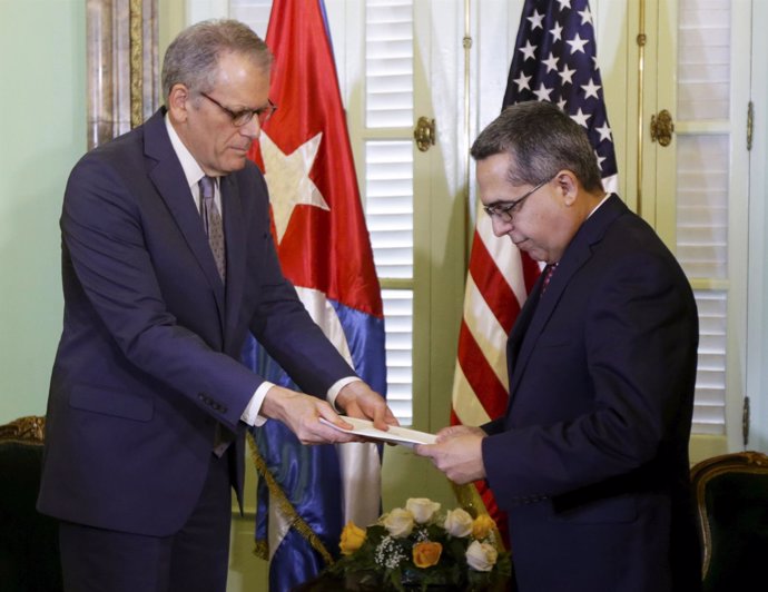 Jeffrey DeLaurentis entrega la carta de Obama a Marcelino Medina