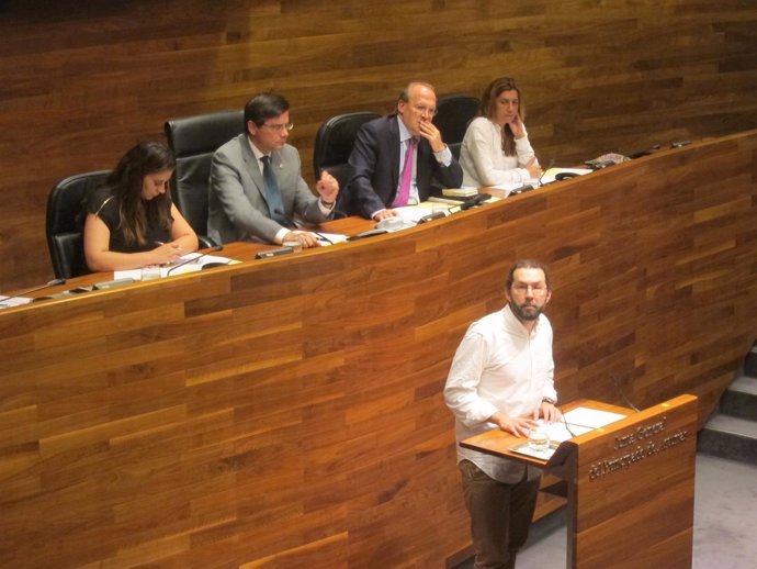 Emilio León interviniendo en la Junta General del Principado de Asturias