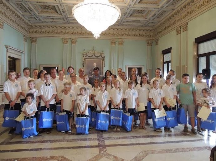 El alcalde de Huelva, Gabriel Cruz, con niños bielorrusos.