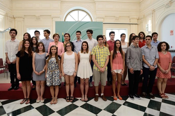 Grupo de jóvenes homenajeados por la Junta en Granada.