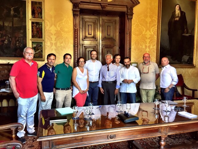 Reunión del alcalde Hila con Pimeco y Adefeco