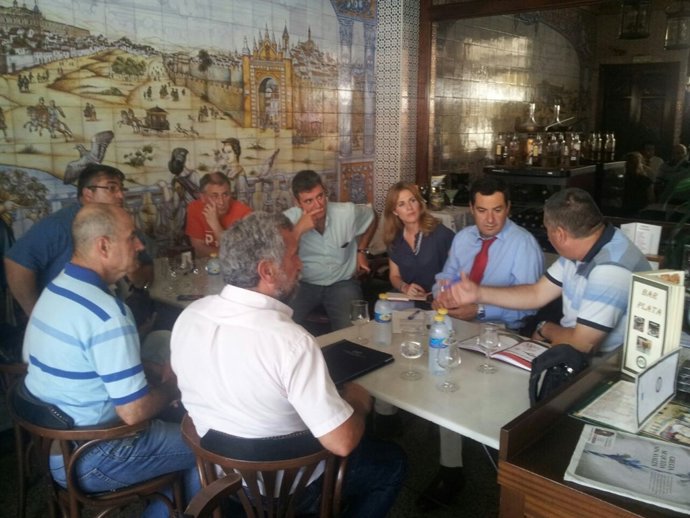Juanma Moreno (PP-A) se reúne con extrabajadores de Delphi en una cafetería
