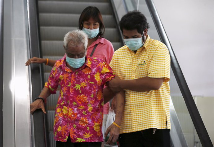 Gente con mascarillas en Corea del Sur