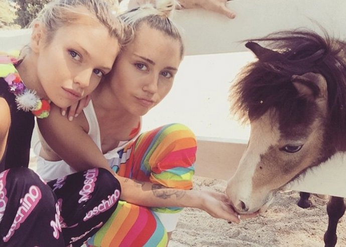 Miley Cyrus y Stella Maxwell pilladas 'in fraganti' derrochando amor
