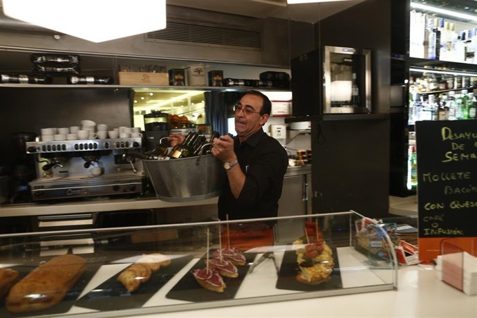 Trabajador, Trabajando, Camarero, Bar, Autónomo, Consumo, Tapas