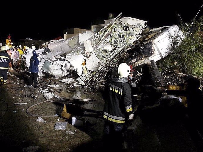 Personal de rescate en el área donde ha caído el avión de TransAsia Airways