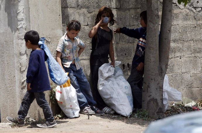 Niños refugiados sirios recogiendo plásticos en Líbano