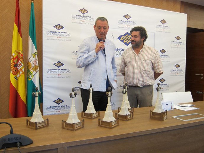 El presidente de la Autoridad Portuaria junto al escultor viendo las estatuillas