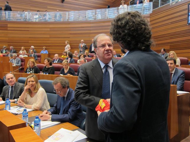 Sarrión entrega a Herrera una camiseta de trabajadores de ITV