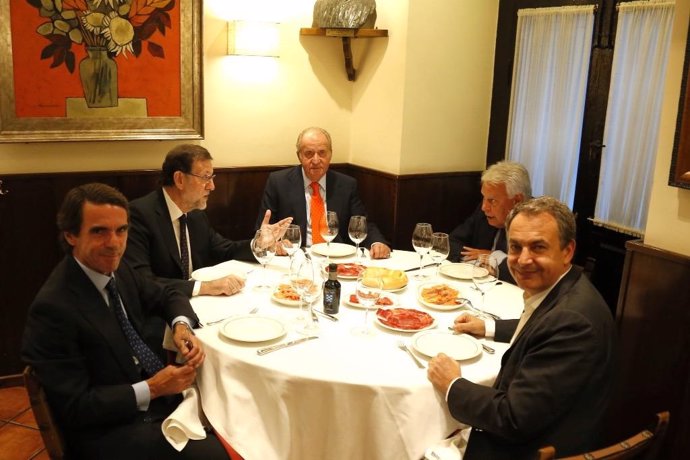 El Rey Juan Carlos y su cena distendida con los presidentes