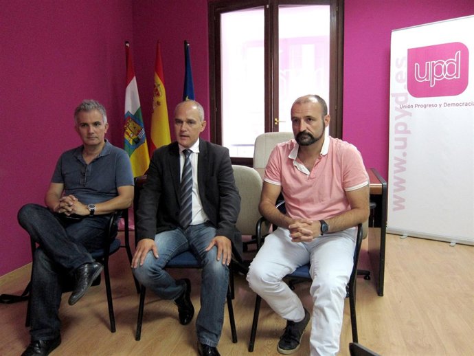 José Antonio Rueda, en el centro, en la rueda de prensa