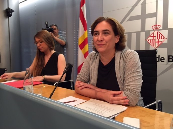 La teniente de alcalde Janet Sanz, y la alcaldesa de Barcelona, Ada Colau